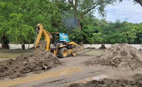 Dan continuidad al desazolve en el arroyo Ojoxío