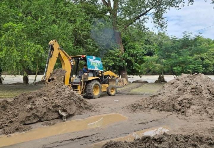 Dan continuidad al desazolve en el arroyo Ojoxío