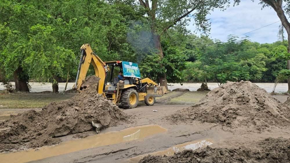 Dan continuidad al desazolve en el arroyo Ojoxío