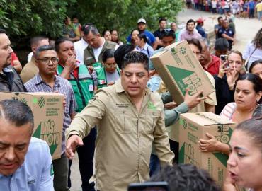 Encabeza el gobernador entrega de apoyos a familias afectadas