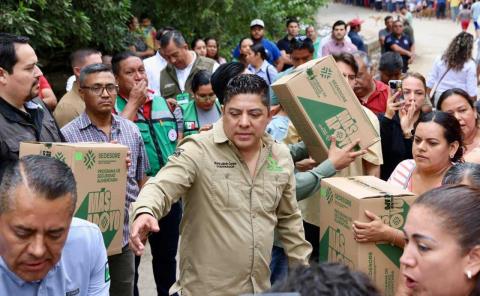 Encabeza el gobernador entrega de apoyos a familias afectadas

