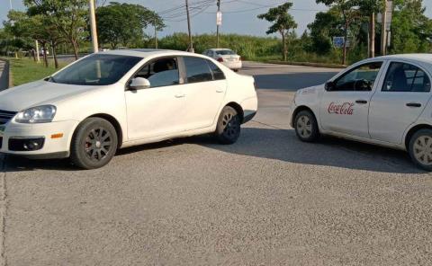 Choque de vehículos en avenida UASLP                        
