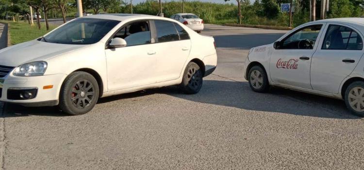 Choque de vehículos en avenida UASLP Choque de vehículos en avenida UASLP