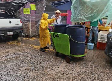 Reconocen desempeño de aseadores tras largas jornadas de trabajo