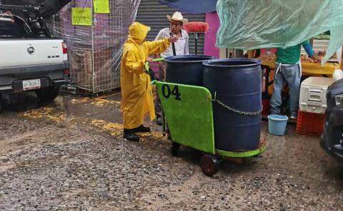 Reconocen desempeño de aseadores tras largas jornadas de trabajo