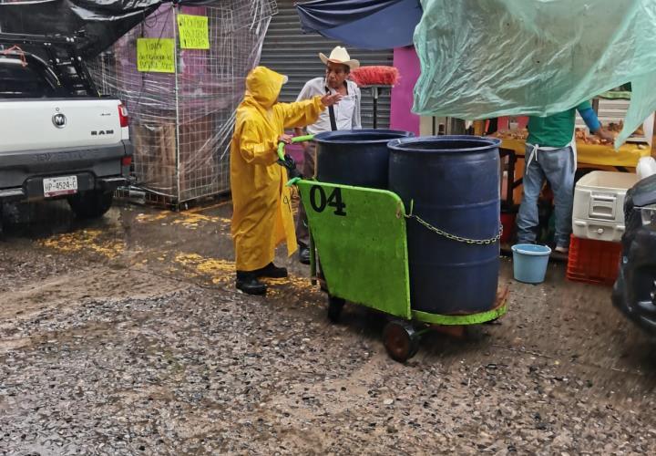 Reconocen desempeño de aseadores tras largas jornadas de trabajo