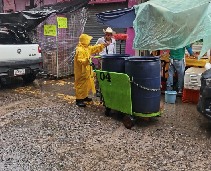 Reconocen desempeño de aseadores tras largas jornadas de trabajo