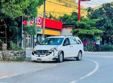 Camión impactó a vehículo