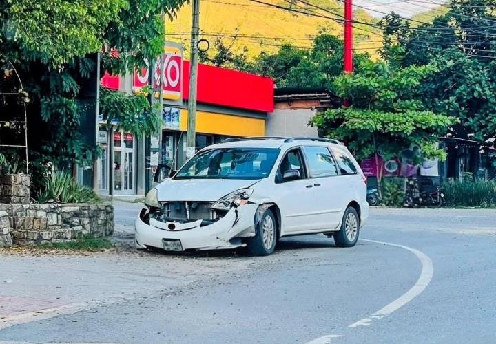 Camión impactó a vehículo