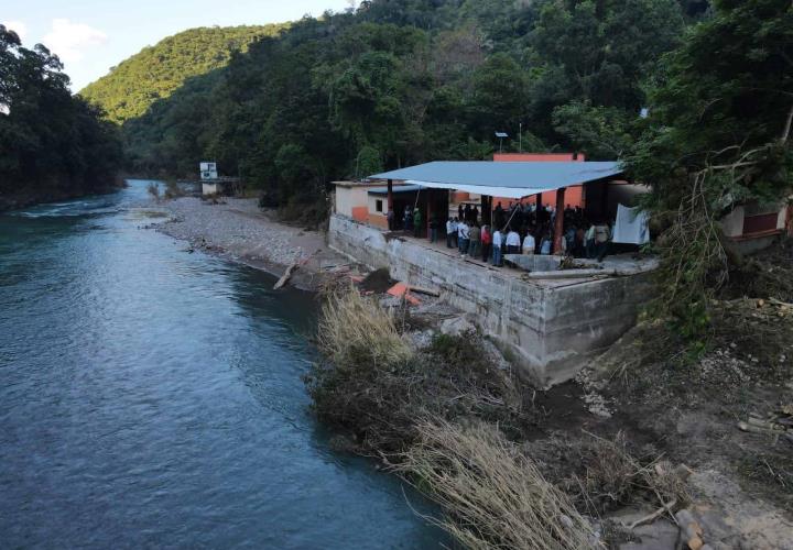 Constata Mario Delgado daños en escuelas de Matlapa