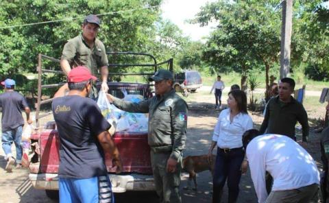 Continúa dando apoyos a familias damnificadas