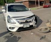 Chocó su moto contra un taxi        