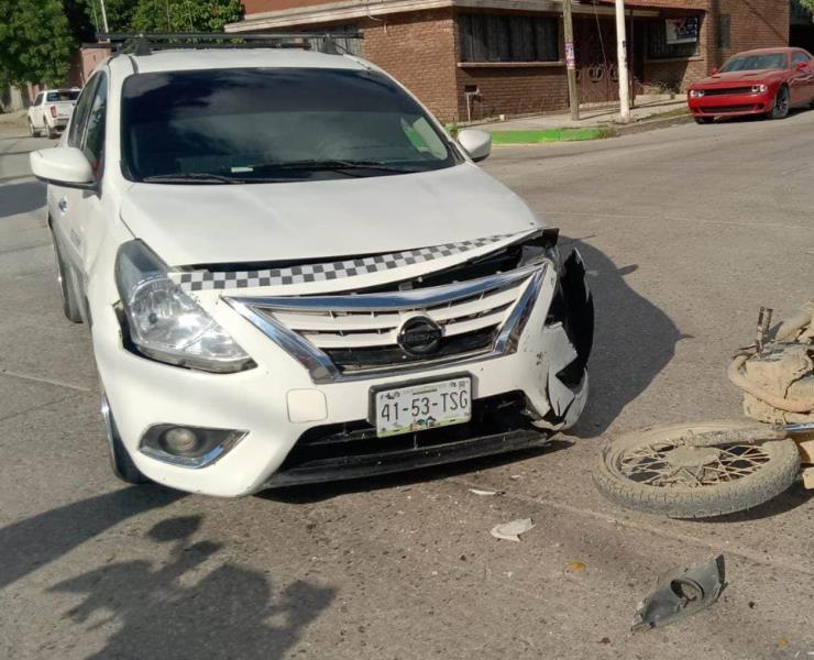 Chocó su moto contra un taxi        
