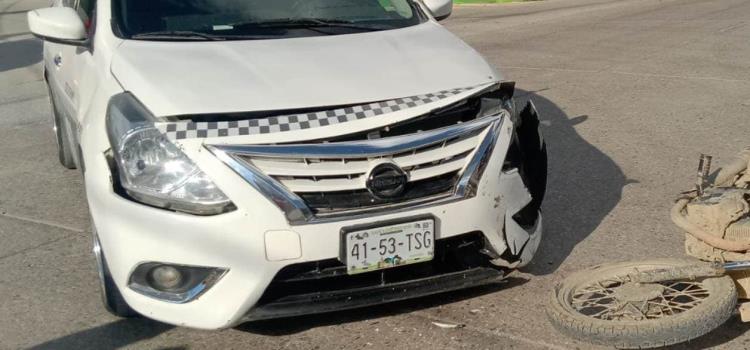 Chocó su moto contra un taxi Chocó su moto contra un taxi