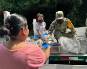 Damnificados reciben alimentos con apoyo de autoridades