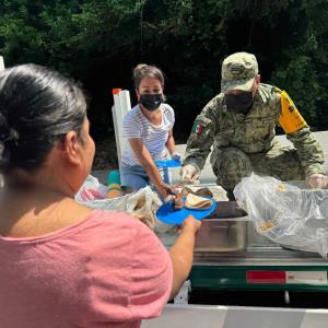 Damnificados reciben alimentos con apoyo de autoridades