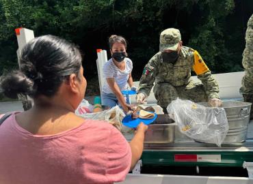 Damnificados reciben alimentos con apoyo de autoridades