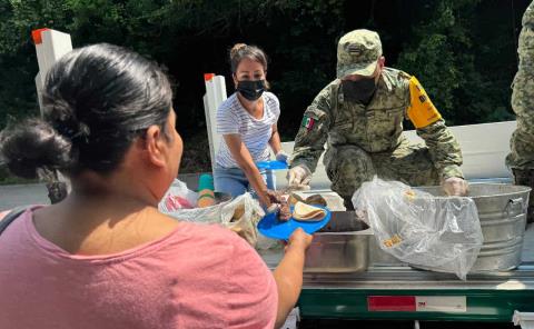 Damnificados reciben alimentos con apoyo de autoridades