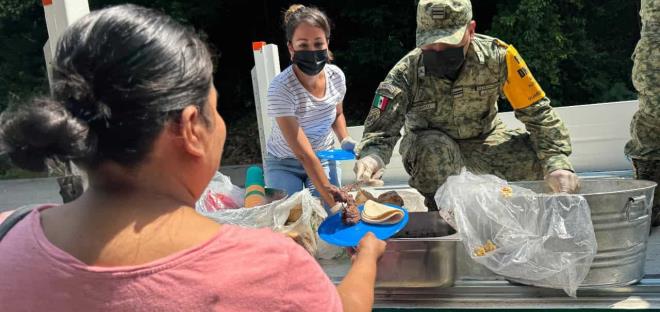 Damnificados reciben alimentos con apoyo de autoridades
