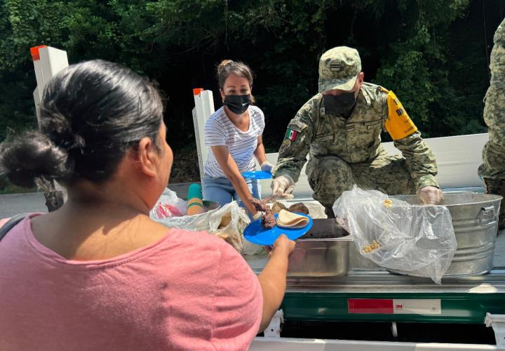 Damnificados reciben alimentos con apoyo de autoridades