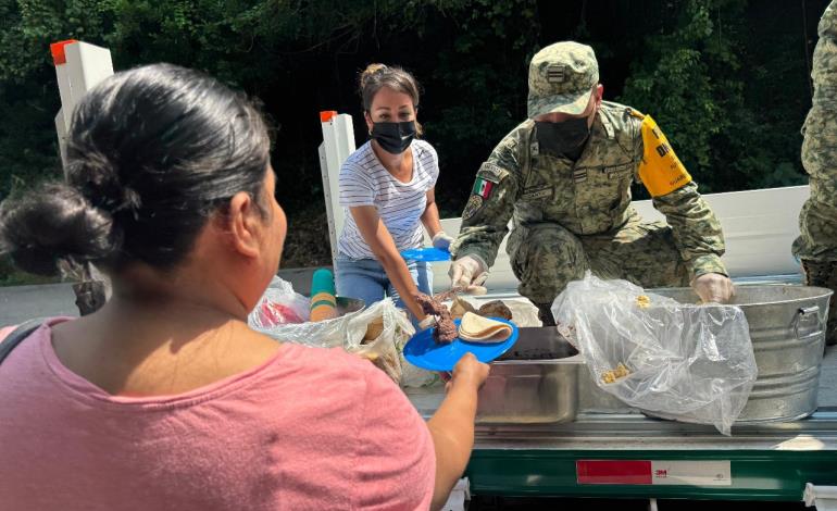 Damnificados reciben alimentos con apoyo de autoridades