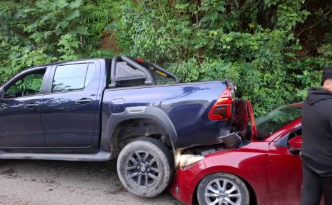Coche impacta a camioneta en la México–Laredo