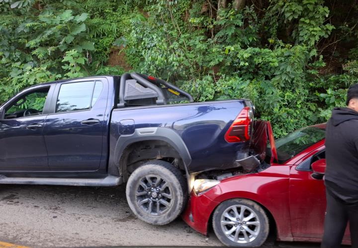 Coche impacta a camioneta en la México–Laredo