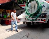 Abastecen con pipa a locatarios de Matlapa