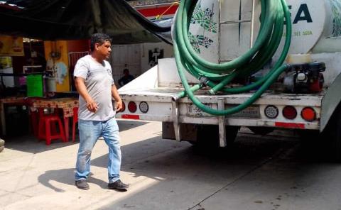 Abastecen con pipa a locatarios de Matlapa