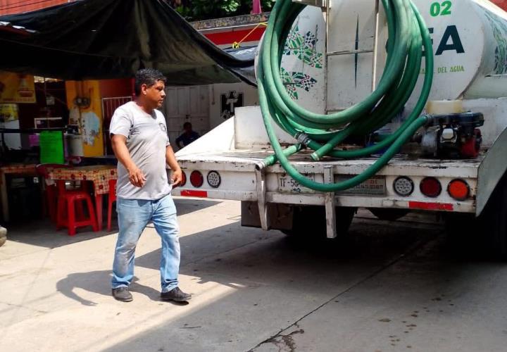 Abastecen con pipa a locatarios de Matlapa