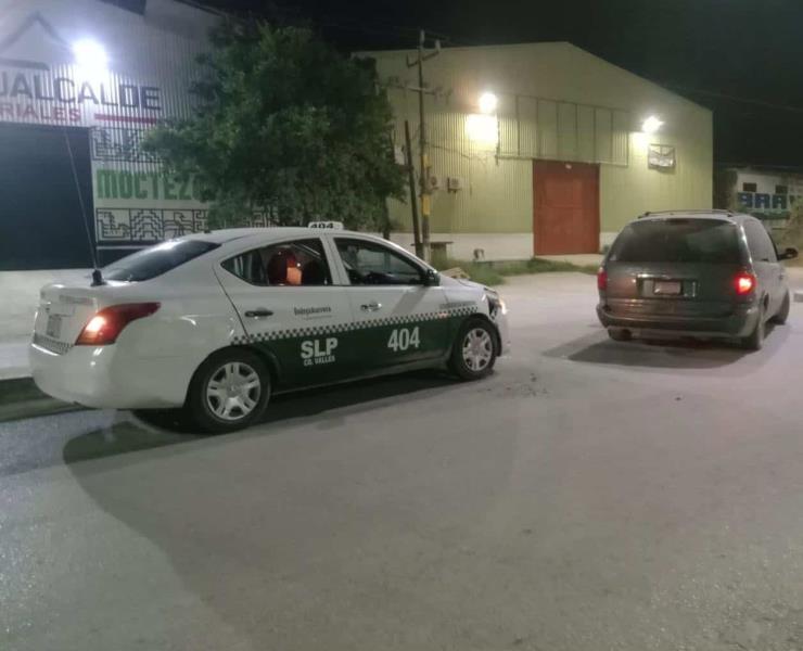 Colisionó un taxi contra camioneta    
 Colisionó un taxi contra camioneta