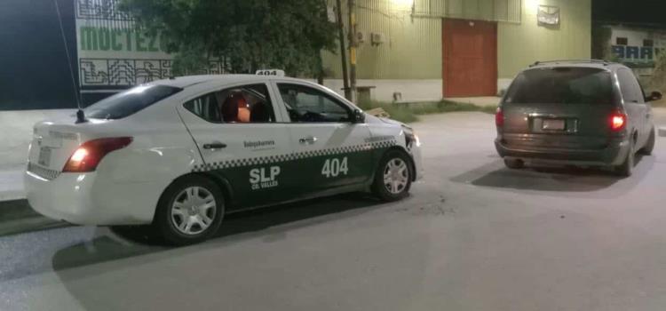 Colisionó un taxi contra camioneta Colisionó un taxi contra camioneta