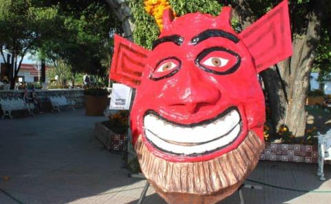 Alistan concurso de máscaras gigantes
