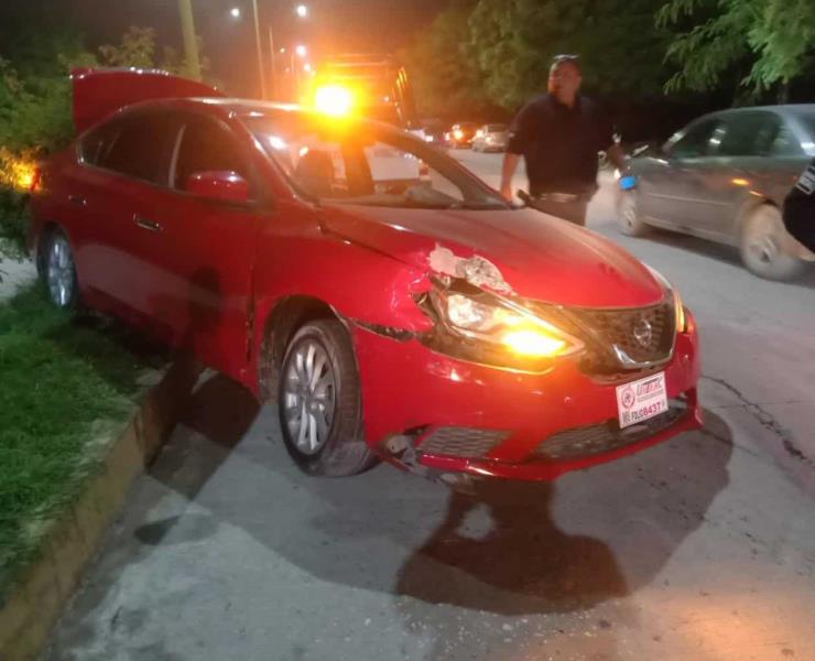 Vehículo se trepó contra el camellón         
