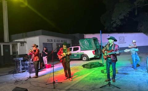 Festejan vecinos aniversario de la colonia 12 de Octubre
