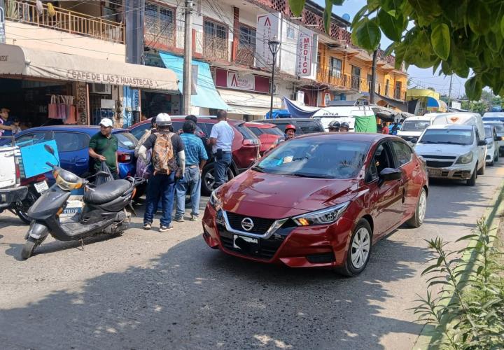 Vehículo impacta a motociclista