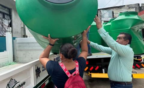 Entregan apoyos a damnificados