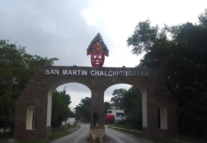 Instalan máscaras en los arcos