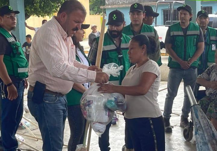 Luis Fernando entregó apoyos a familias afectadas