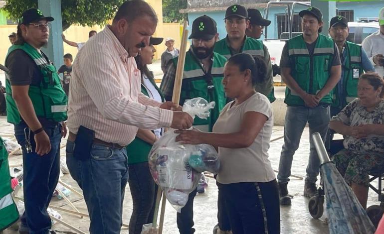 Luis Fernando entregó apoyos a familias afectadas