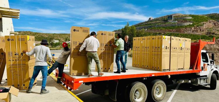 Donan refrigeradores para los damnificados