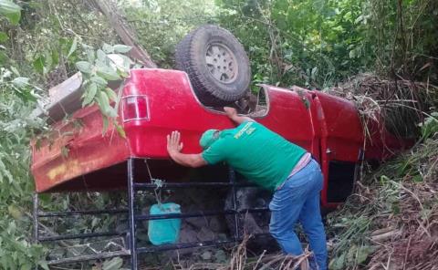 Camioneta cayó a un barranco Camioneta cayó a un barranco