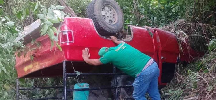 Camioneta cayó a un barranco Camioneta cayó a un barranco