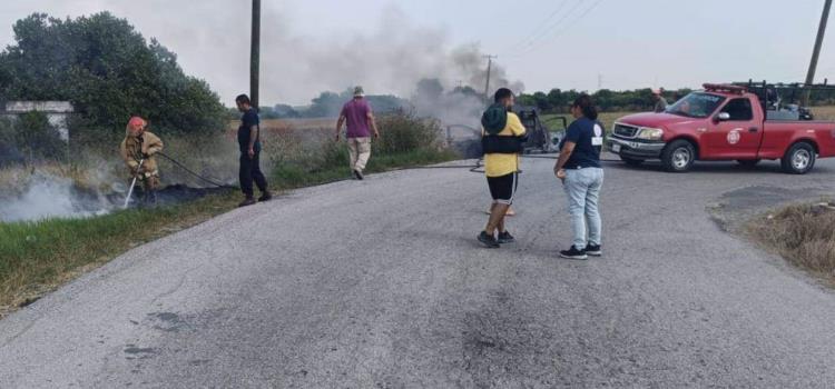 Camioneta de la CFE se incendió      Camioneta de la CFE se incendió