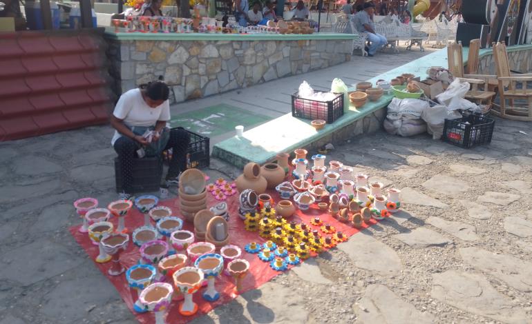 Artesanos ofrecen sus productos de barro
