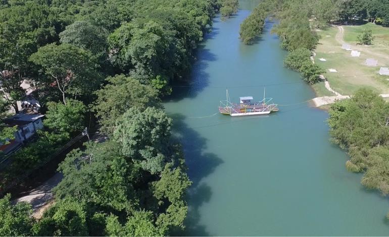 Reactivan el chalan del río Axtla como transporte fluvial